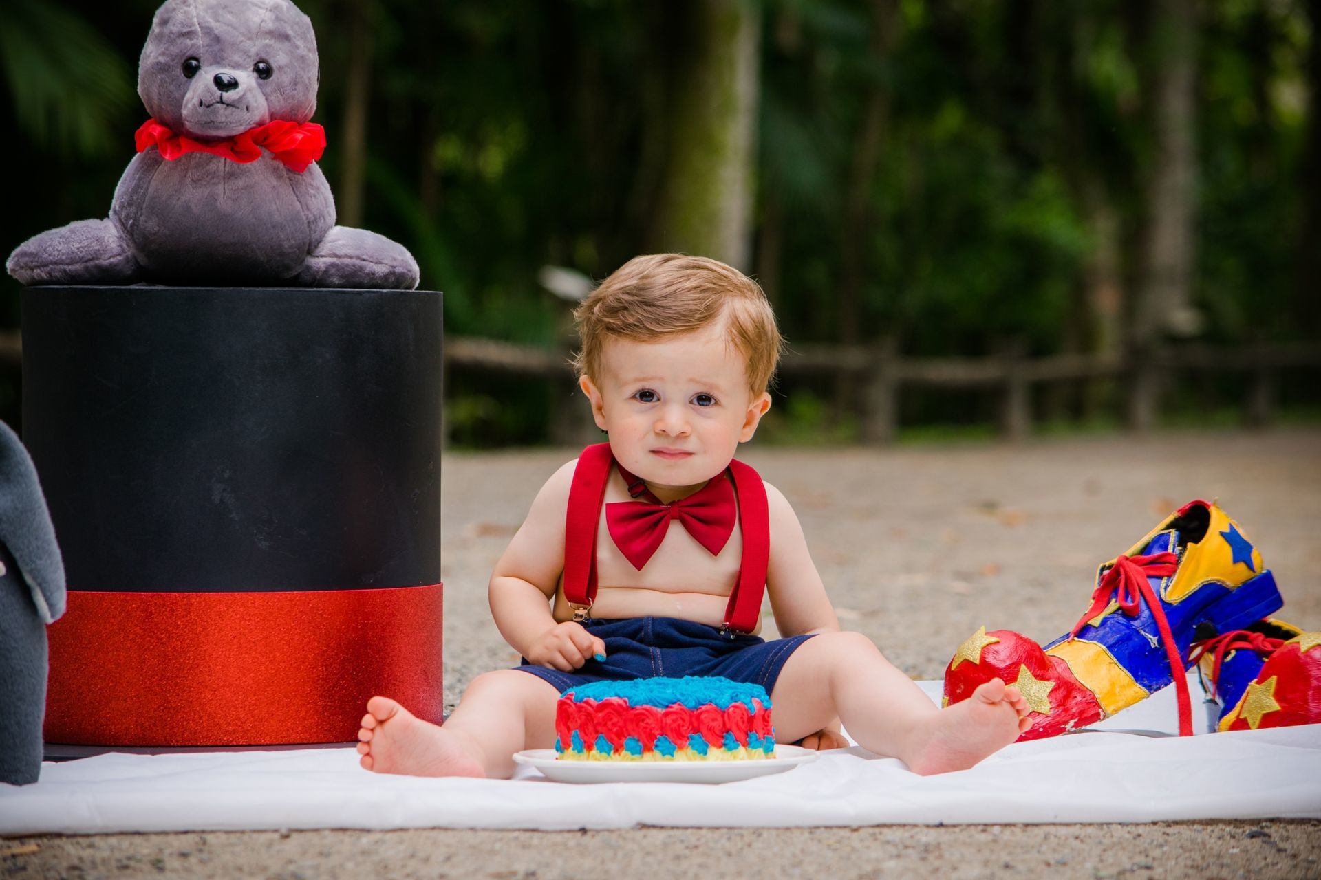 Foto Smash the Cake {Ian} - 1 aninho - Córrego Grande - Fotógrafa de Família Foto Smash the Cake {Ian} - 1 aninho - Córrego Grande - Fotógrafa de Família - Imagem 13