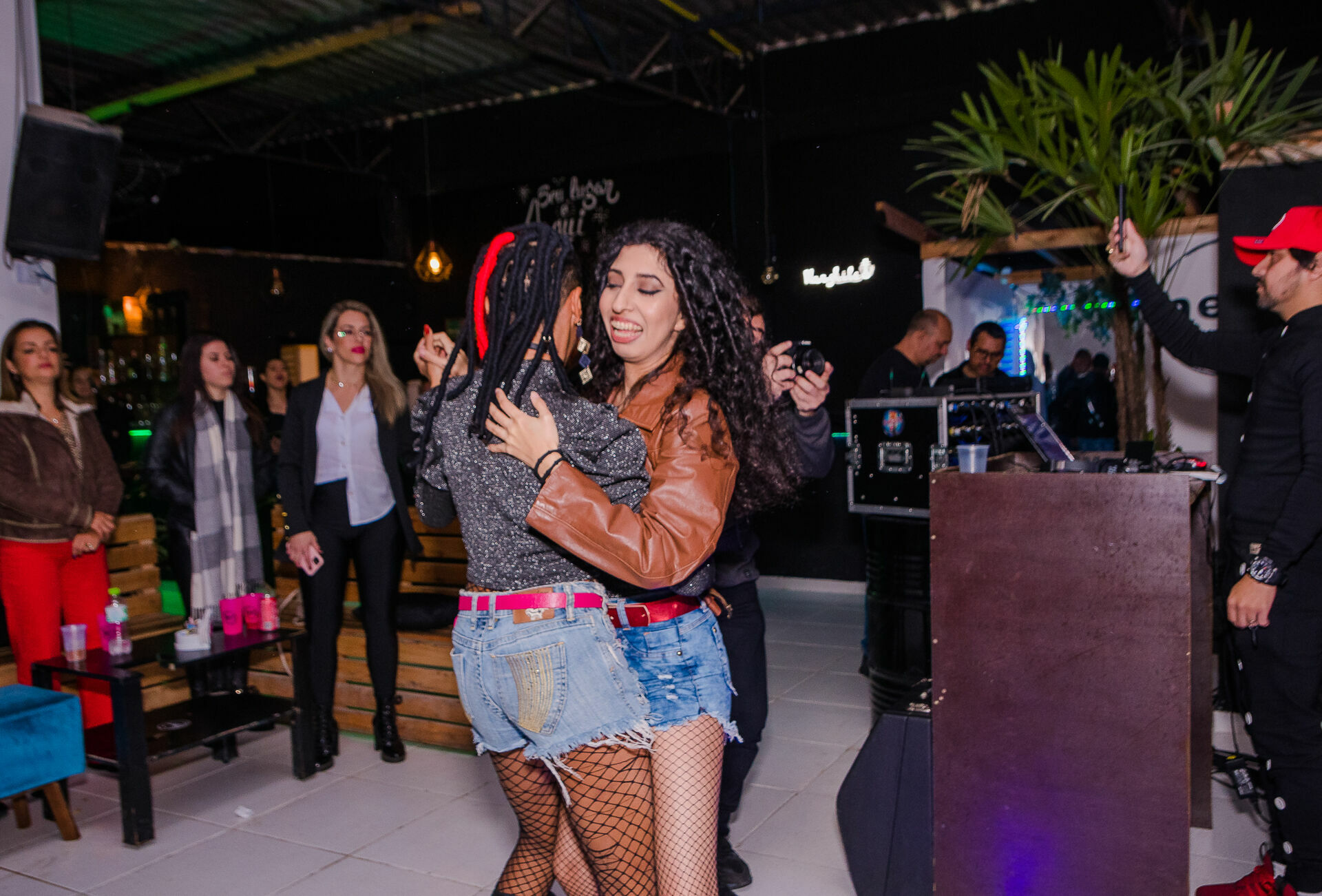 Foto Show da Flavia Abalem - Neon Louge Foto Show da Flavia Abalem - Neon Louge - Imagem 7