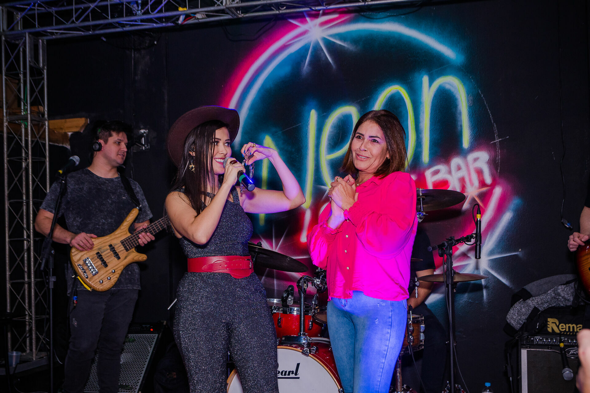 Foto Show da Flavia Abalem - Neon Louge Foto Show da Flavia Abalem - Neon Louge - Imagem 94